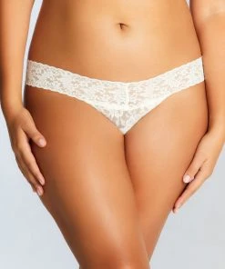 Hanky Panky Signature Lace Low-Rise Thong (Rolled)